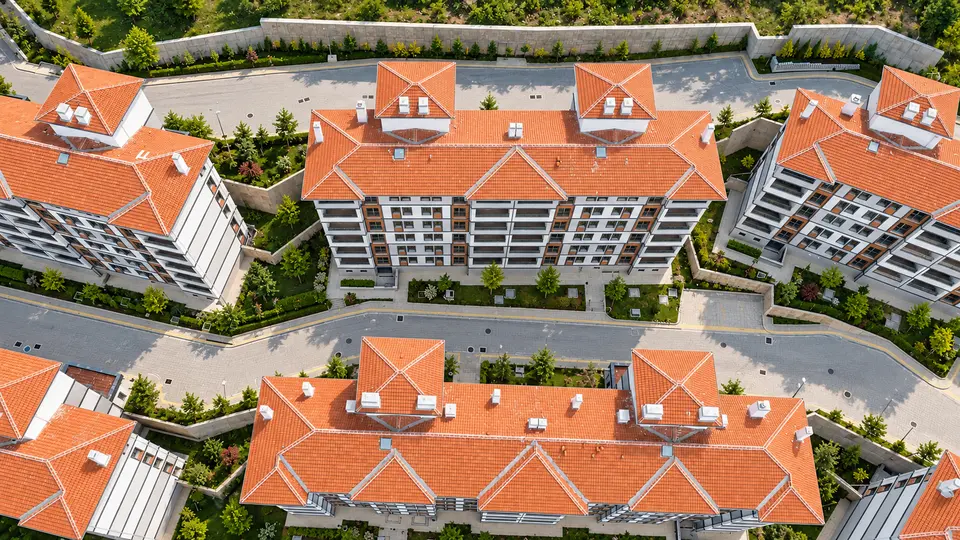 Dursunbey TOKİ konutlarının üstten görünümü: kiremit çatılı bloklar ve aralarındaki yollar.