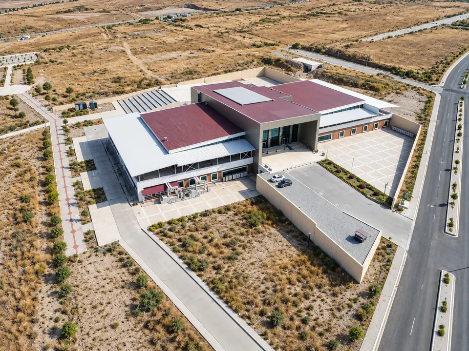 Iğdır Üniversitesi medikososyal binasının havadan görünümü ve çevresindeki yollar.
